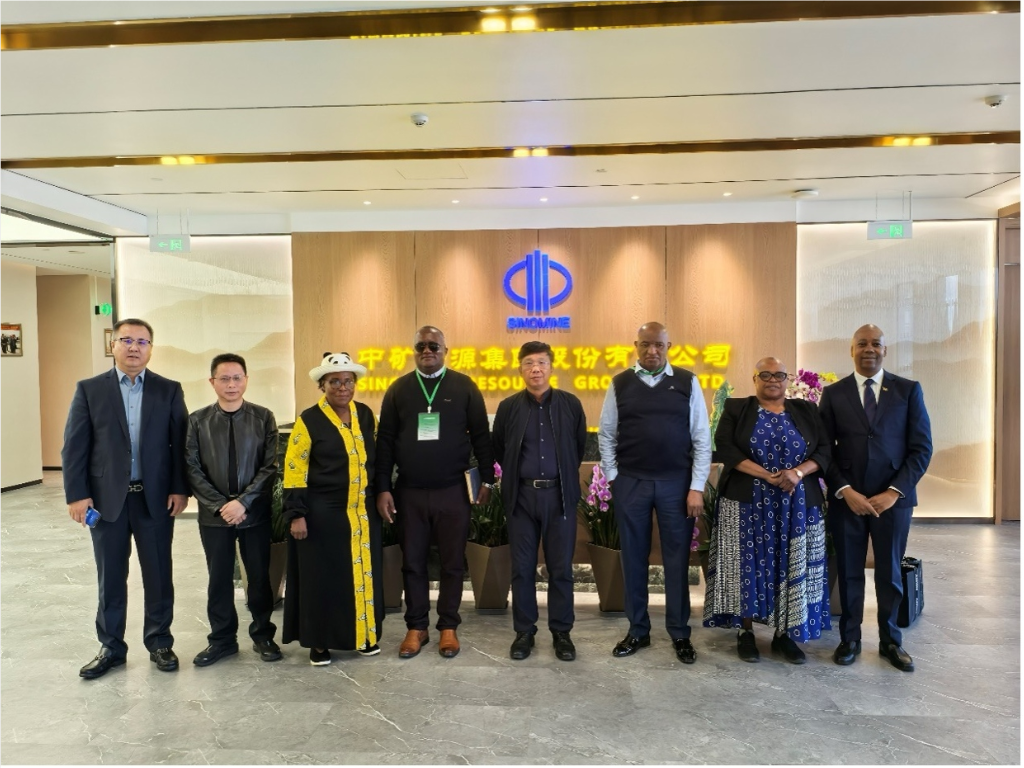 津巴布韦马斯温戈省省长一行到访今年会资源集团总部